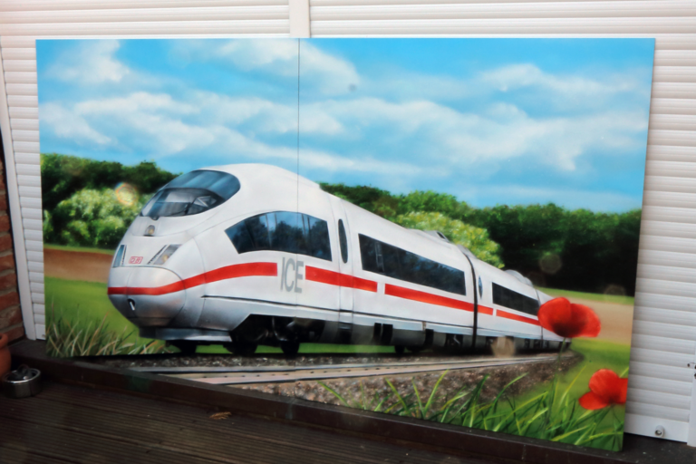 gemaltes Graffiti eines Zugs in der Landschaft