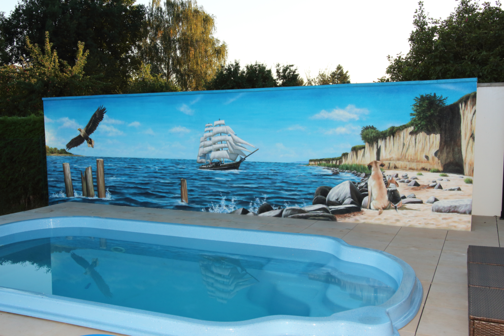 fotorealistisches Graffiti an einer Pool Terrasse Motiv Ostsee Steilküste Brandung Seegelschiff und fliegender Seeadler