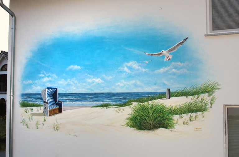 Auftrag Graffiti auf einer Fassade als Motiv Strandkorb Dünen und Möwe